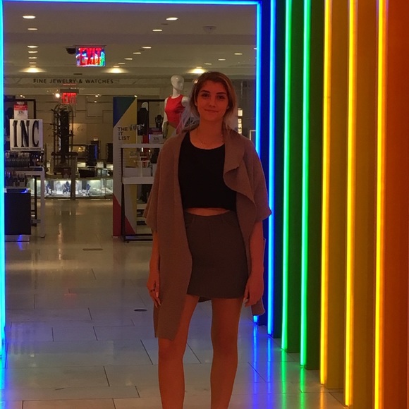 Meet your Posher, Olivia - Picture 7 of 8